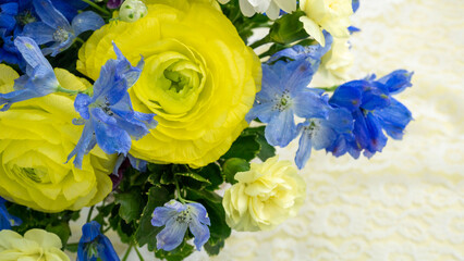 デルフィニウム・ラナンキュラス・カーネーションのナチュラルなアレンジメント背景