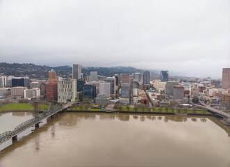 Obraz premium A city skyline with a river running through it
