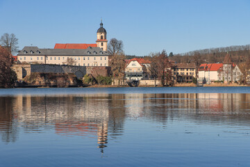 Obraz premium Bad Salzungen; Stadtkern vom Burgsee gesehen