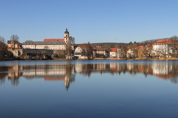 Obraz premium Blick über den Burgsee auf Bad Salzungen