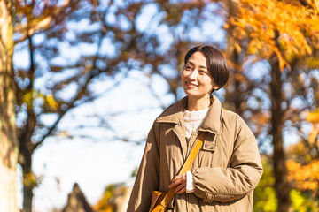 紅葉を楽しむ女性　ライフスタイルイメージ