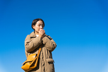 冬空に凍える女性　ライフスタイルイメージ