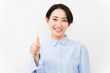 長袖シャツを着ている女性