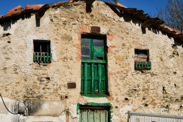 view of the old a deteriorated facade