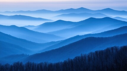 Obraz premium A beautiful landscape of mountains and fog in blue hues