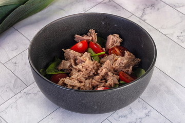 Salad with canned tuna and spinach