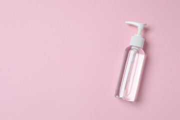 Naklejka premium Natural cosmetic products. Cosmetic bottle on a pink background, top view