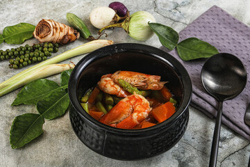 Prawn with asparagus and spices