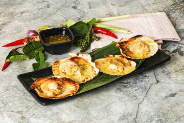 Griiled scallops in shell with cheese