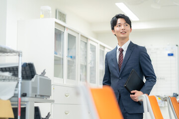 オフィスで働く若いビジネスマン