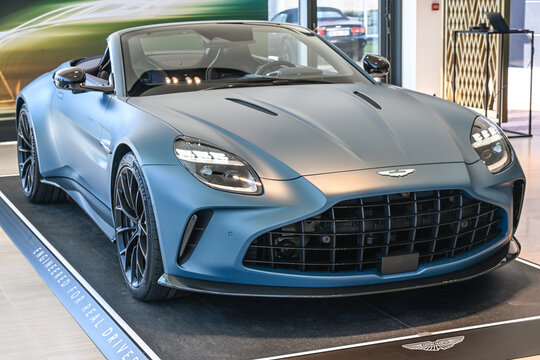 Presentation Aston Martin Vantage Roadster Vanquish Volante