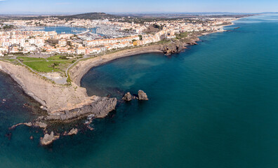 Obraz premium La plage de la grande conque au Cap d'agde vue du ciel .