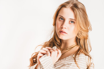 Junge Frau mit langen blonden Haaren