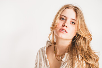 Junge Frau mit langen blonden Haaren