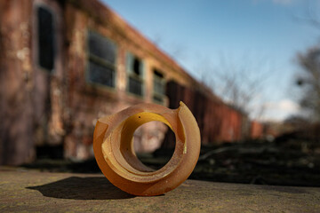 Zardzewiałe, stare wagony o poranku © Magdalena