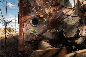 Zardzewiałe, stare wagony o poranku © Magdalena