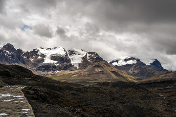 Obraz premium Stone trail leading to Pastoruri Glacier, Huaraz, Peru, amidst rugged mountains
