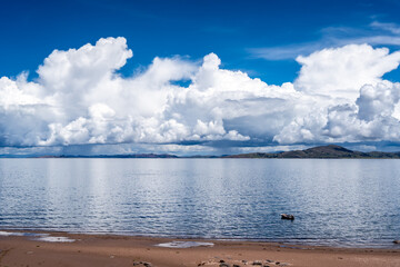 Obraz premium Llachon beach with a scenic view of Lake Titicaca, Peru