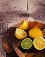Citrons coupés sur une planche