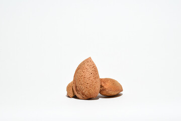 Almendras con cáscara sobre fondo blanco