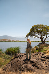 Tourist observing lake magadi in ngorongoro conservation area, tanzania © Larraend Fotografía