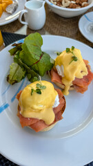 Luxuriöses Frühstück mit Eggs Benedict