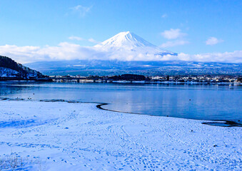 河口湖から富士山と雪景色