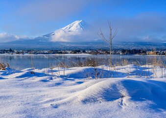 河口湖から富士山と雪景色