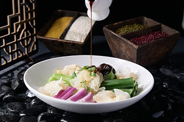 Delicious cold dish: white fungus, jellyfish, okra, cucumber, onion shreds
