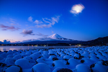河口湖から富士山と雪景色