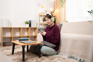 Obraz premium lifestyle Happy woman looking at cellphone screen, reading message, or email, communicating distantly with client or playing games from smartphone.