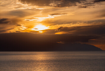 Sonnenuntergang, La Gomera im Hintergrund