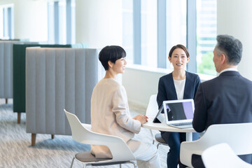 ミーティングをするビジネスチーム