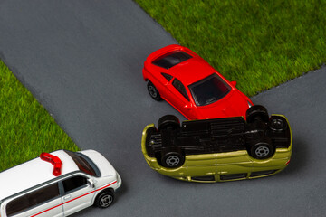 自動車の衝突事故と救急車のイメージ