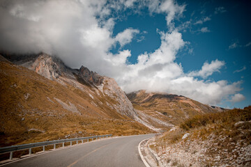 Mountain road on Ganbai Road in Ganzi area of ​​Sichuan, China
