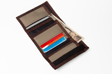 カードの入った布製財布と一万円