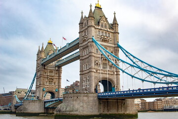 Obraz premium Elaborate architecture of the iconic London Tower Bridge along the Thames River. Photo taken in London United Kingdom during a cloudy day
