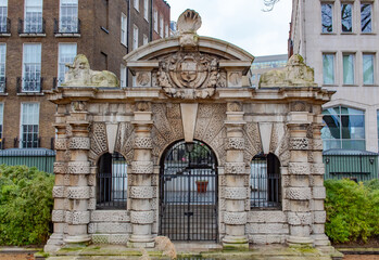 Obraz premium Stone fence located in the center of a park in downtown London, United Kingdom