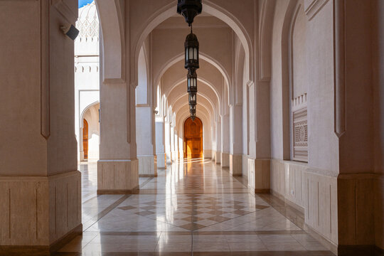 Eleganter Arkadengang der Sultan Qaboos Moschee in Salalah, Oman