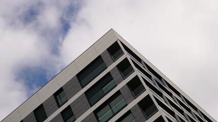 Obraz premium pyramid shape of urban building against the sky