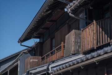 日本の木造建築の2階の軒下の様子