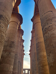 columnas de un templo de Egipto vistas desde abajo con el cielo azul de fondo