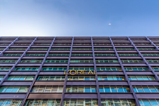 Clichy, France - 20 mars 2025: Fa&ccedil;ade de l'immeuble abritant le si&egrave;ge mondial de l'Or&eacute;al. L&rsquo;Or&eacute;al est un groupe industriel fran&ccedil;ais multinational sp&eacute;cialis&eacute; dans les produits cosm&eacute;tiques