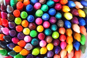 Colorful Assortment of Vibrant Crayons in Various Shades and Hues