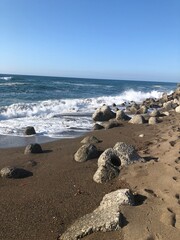日本海、海、砂浜、砂利道、水たまり、波、波際、テトラポット、防波堤、サビ、家事、突風、石、水、太陽、日差し、さわやか、初夏、夏、春、流木、荒波、おだやか、濃い頃、大きい、広い、葉は、壮大、蔭、人間、男性、歩く、散歩委、しぃうみ、ドライブ、余暇、休日、