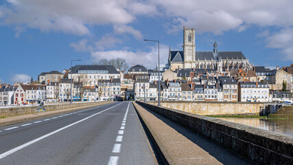 Nevers; panorama du centre ville depuis le Pont de Loire 