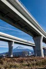 新東名新高速道路と富士山（静岡県富士市）
