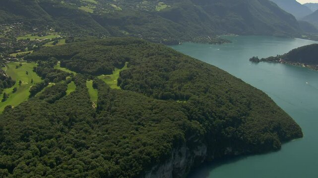 Survol panorama bateau, kayak, Roc de Ch&egrave;re, Lac d'Annecy, Golf Talloires dans les Alpes en &eacute;t&eacute;