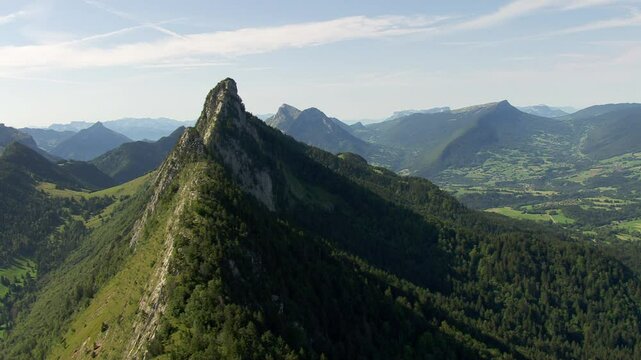 Survol d&eacute;couverte massif des Bauges dans les Alpes en &eacute;t&eacute;