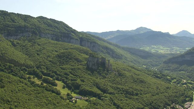 Survol 360 dans Les Bauges avec Pont de l'Ab&icirc;me, Les Tours St-Jacques, Le Semnoz dans les Alpes en &eacute;t&eacute;